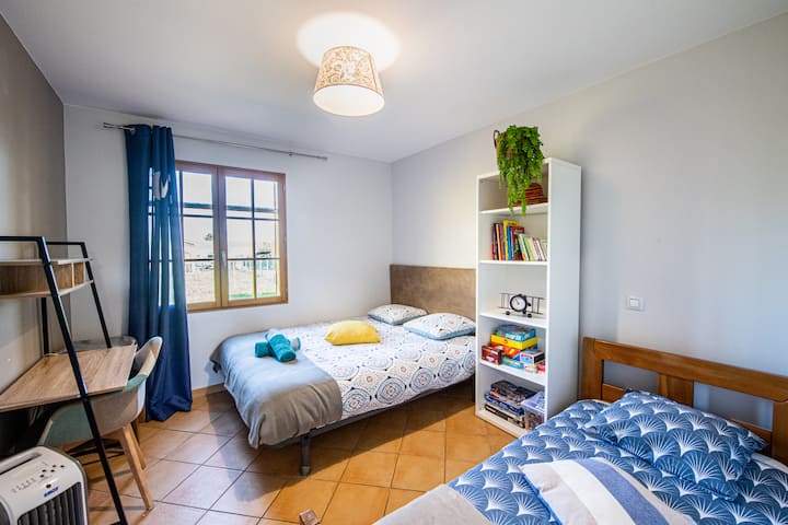 Chambre spacieuse avec matelas confort et espace de travail ,  grand placard et meuble livres et jeux de société pour tous les âges .
Moustiquaires aux fenêtres . 