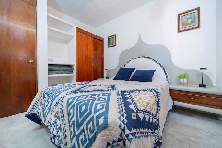 בחדר השינה הראשי יש מיטה גדולה, מיזוג אוויר לשמירה על הטמפרטורה האידיאלית וטלוויזיה חכמה שתוכלו ליהנות מהסדרות ומהסרטים האהובים עליכם במהלך השהייה. נכס פרטי ונוח שנועד למנוחה שלכם