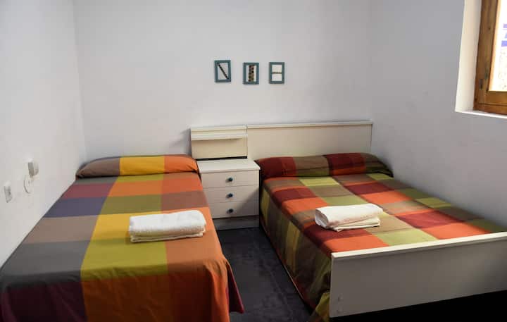 Спална соба со два единечни кревета.