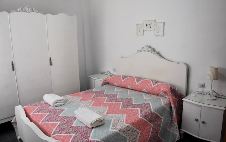 Спална соба со брачен кревет (широк 125 - 149 см).