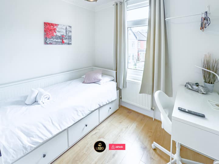 Dormitorio de LS2G Short Lets & Serviced Accommodation