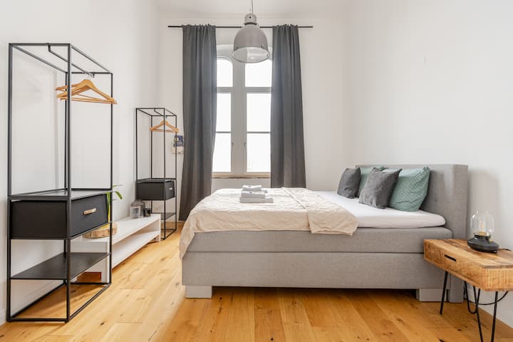 Apartmán 4, 1. poschodie, apartmán vpravo, spálňa 1 (manželská posteľ 180 x 200 m).