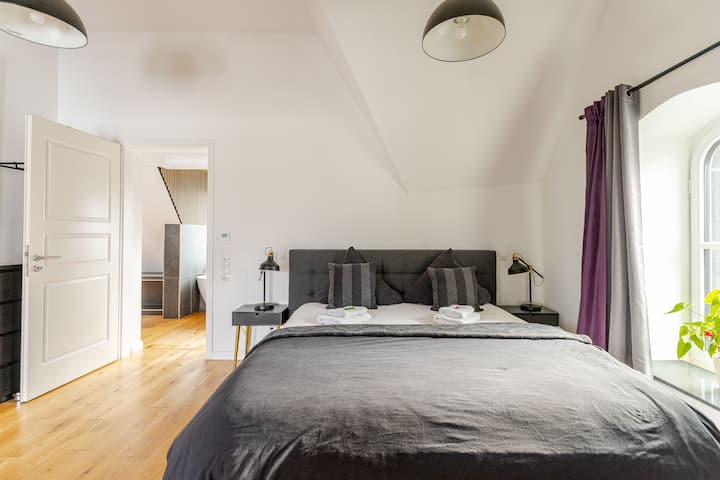 Apartmán 6, podkrovný, apartmán vpravo, spálňa 1 (manželská posteľ 180 x 200 m, malá manželská posteľ 140 x 200 m, jednolôžko 90 x 200 m).