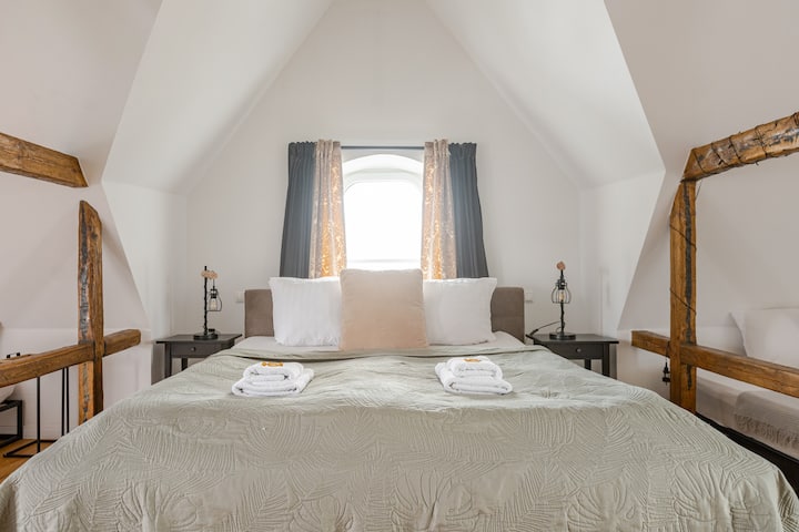 Apartmán 5, podkrovie, ľavý apartmán, spálňa 1 (manželská posteľ 180 x 200 m, malá manželská posteľ 140 x 200 m, jednolôžko 90x200 m).