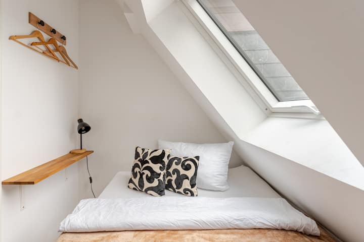 Apartmán 5, podkrovie, ľavý apartmán, spálňa 2 (malý dvojlôžkový 140 x 200 m).