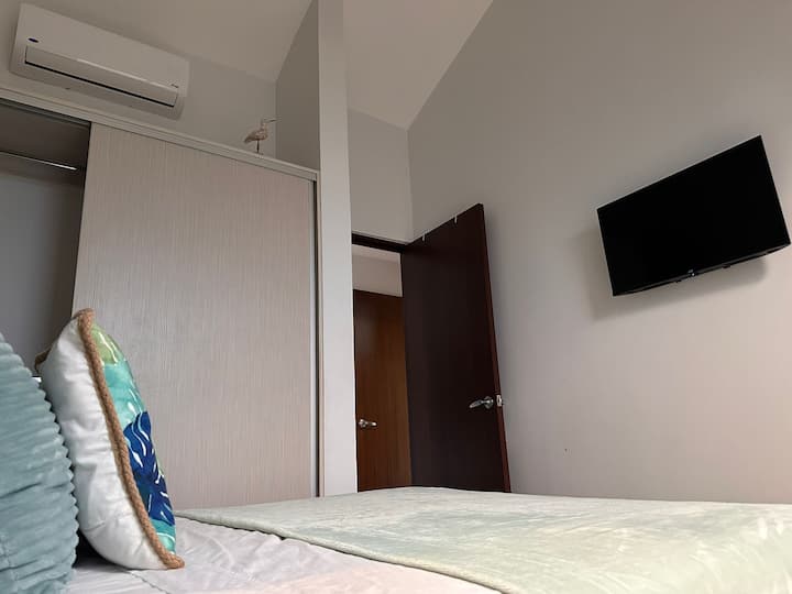 Ოთახი №2 საწოლით, კონდიციონერით, ინტერნეტთან დაკავშირებული სმარტ-ტელევიზორით, ვენტილატორითა და დისტანციური მართვის განათებით, ფართო კარადით.