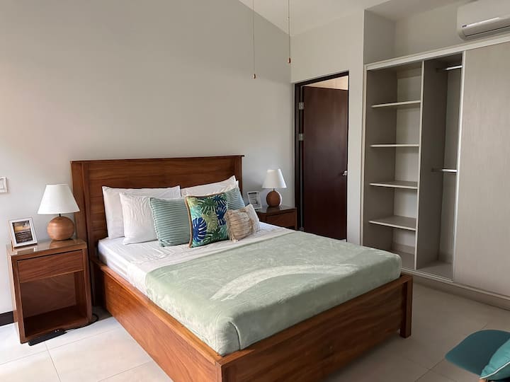 Მთავარი ოთახი ორადგილიანი საწოლით, კონდიციონერით, ვენტილატორითა და დისტანციური მართვის განათებით, ფართო კარადათი და სრული ცალკე სააბაზანოთი. 55"სმარტ-ტელევიზორი საკაბელო ტელევიზიის სიგნალით და ინტერნეტით