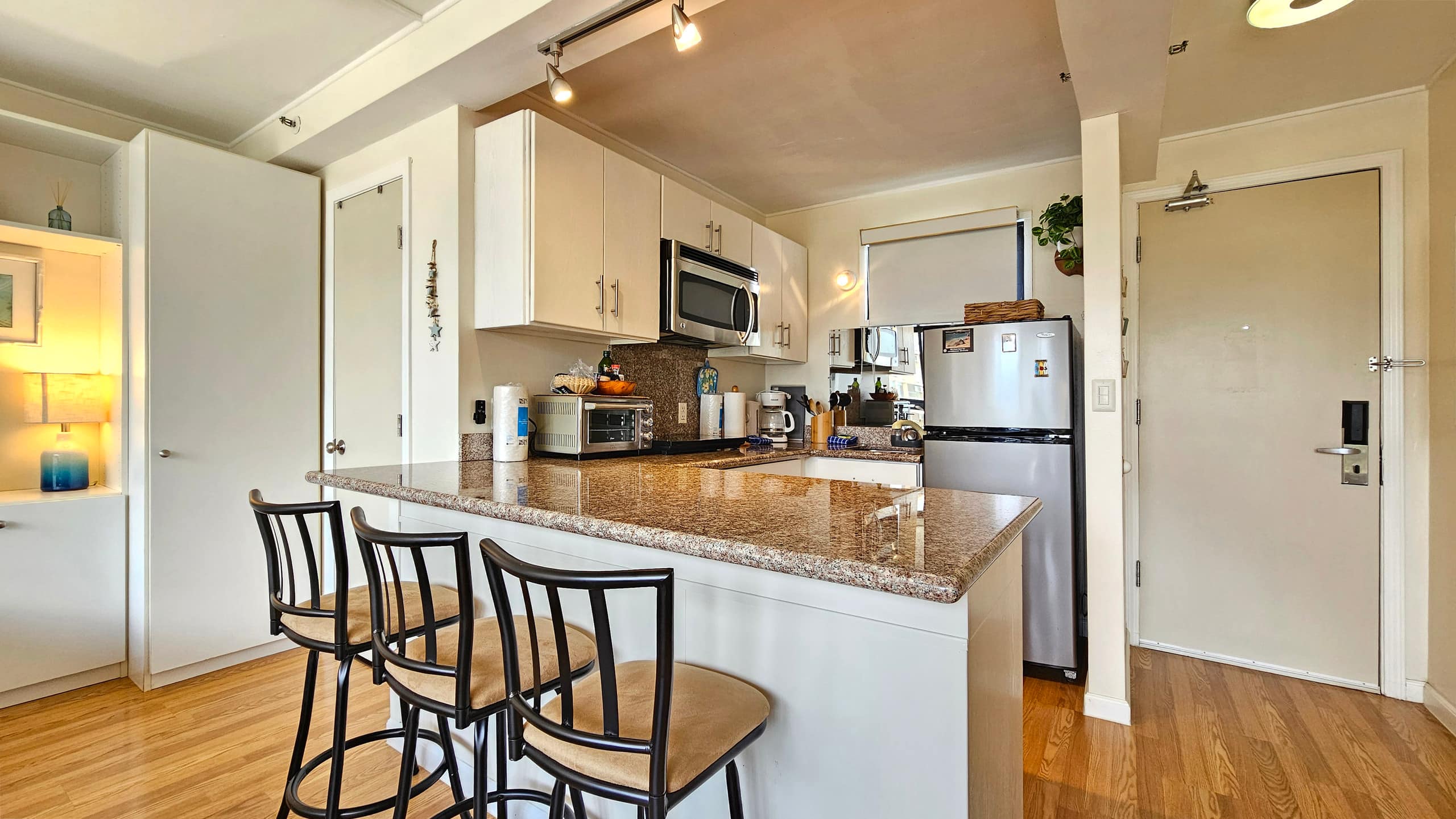 WG 922 | Queen Murphy Bed Studio w/Full Kitchen - Image 7