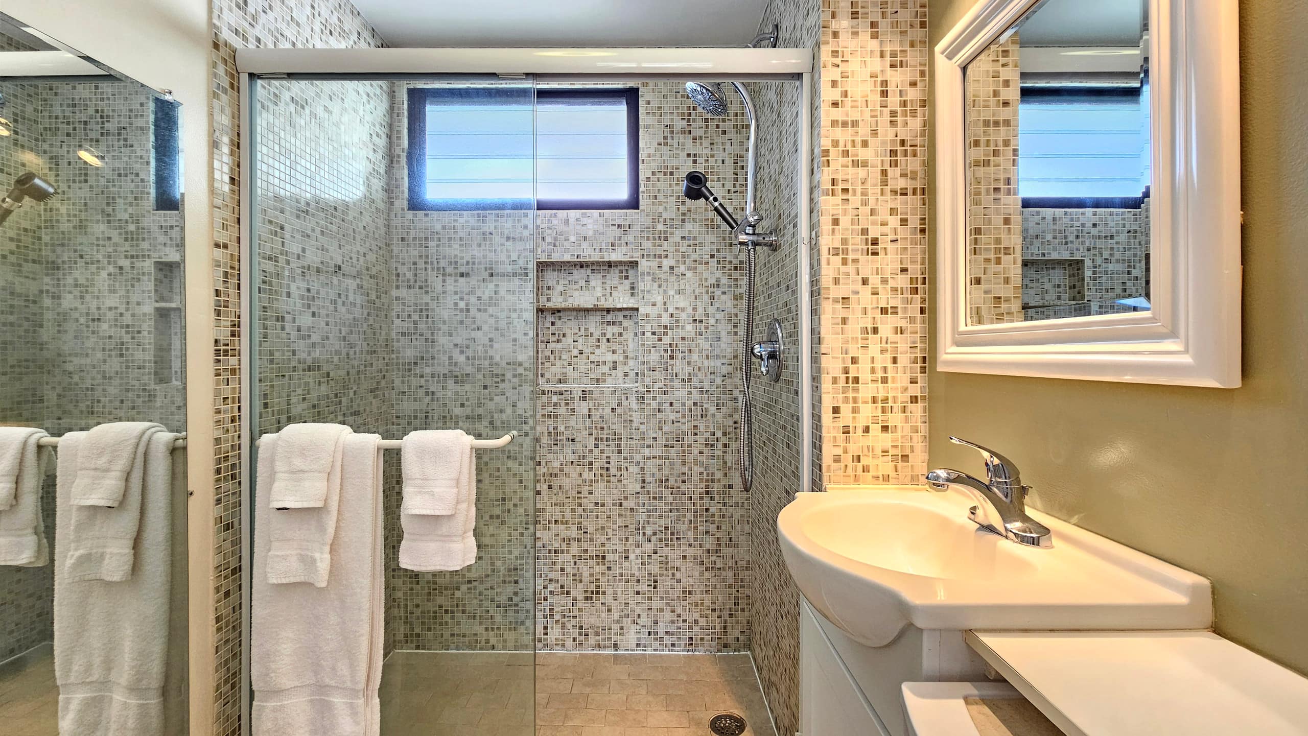 WG 922 | Queen Murphy Bed Studio w/Full Kitchen - Image 19