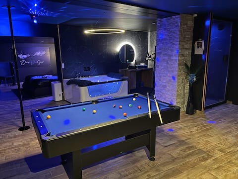 Cleopatra Suite with Hot Tub & Pool Table - Doux Bleu Jeux