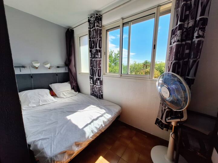 Sovrumsutrymme Säng 140x190 gardiner och rulljalusi att stänga, dubbla gardiner tillåter separation från sittgruppen för mer avskildhet.