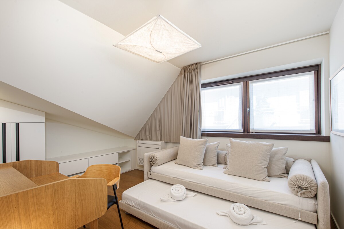 Chumba cha kulala, Sehemu ya kufanyia kazi, Kitanda cha mtu mmoja ambacho kinaweza kubadilishwa kuwa kitanda cha watu wawili