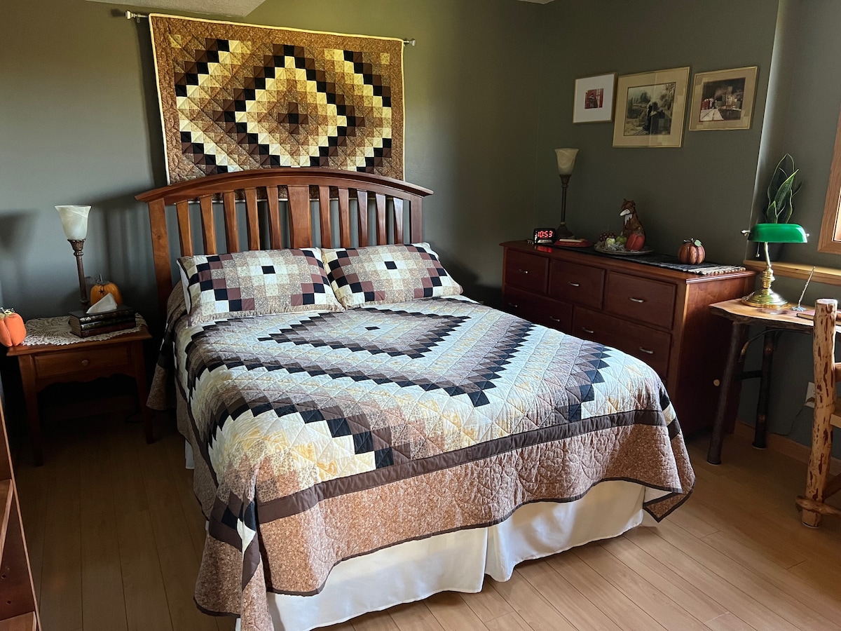 מיטת קווין סייז, סט חדר שינה עם דובדבן, שידה, שידת לילה, ארון, כריות ושמיכות נוספות ומאוורר תקרה.