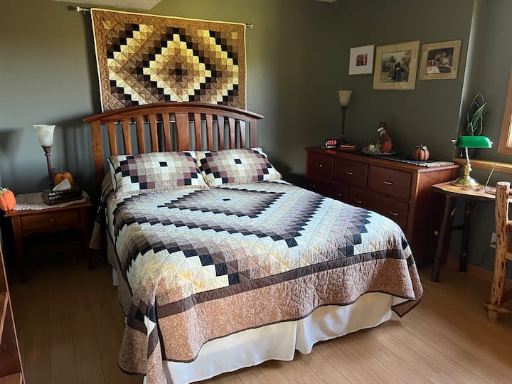 Krevat dopio "queen", kompleti i dhomës së gjumit me qershi i punuar nga Amish, komodinë, komodinë, dollap, jastëkë dhe batanije shtesë dhe ventilator tavani.