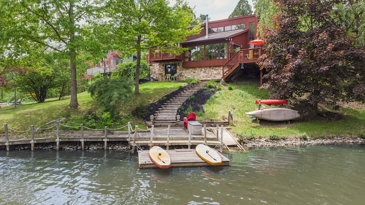 Lakefront Group Retreat | Dock, Firepit, Kayaks - 리즈