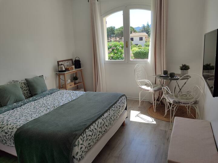Air-conditioned room between the sea and the mountain