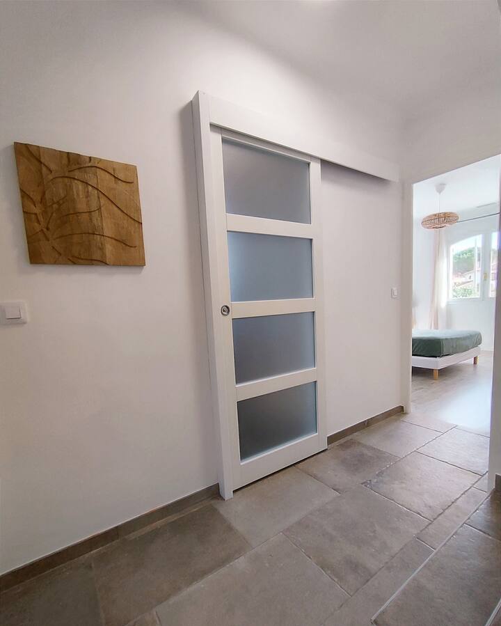 Air-conditioned room between the sea and the mountain