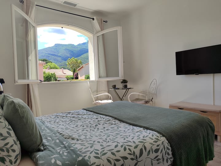 Air-conditioned room between the sea and the mountain