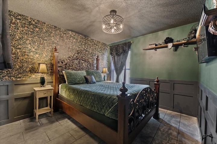 The Heritage Room with a Queen Bed - Purple Mattress 