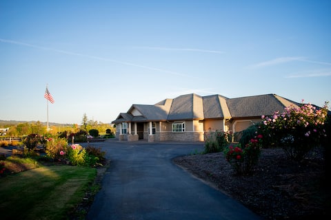 Cozy 12-Person Retreat w/Hot Tub, Near Portland