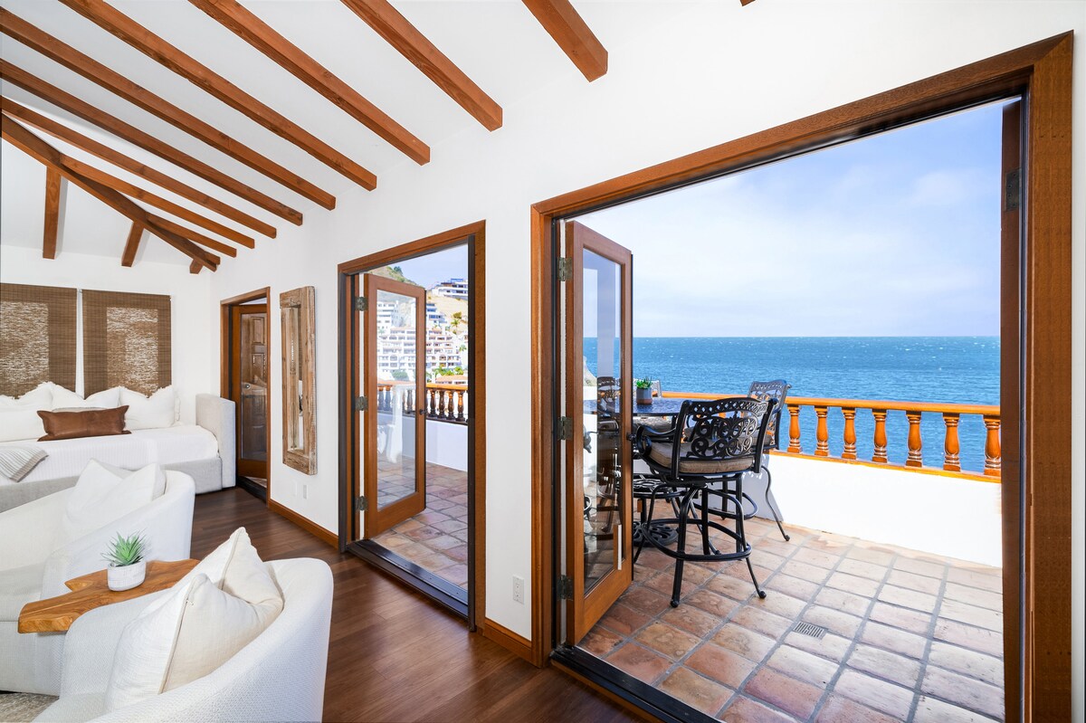 Successful Airbnb property: Remodeled, Premium Ocean Views+ New Golf Cart 2025 in Avalon