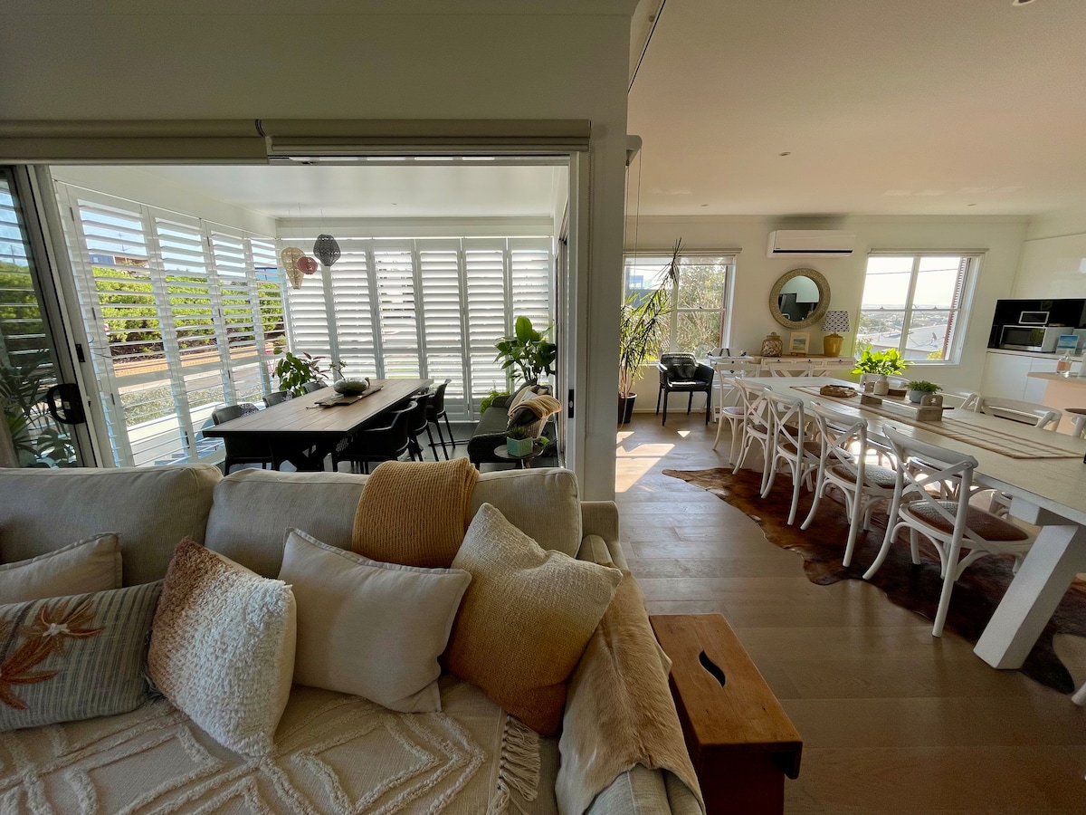 Annonce Airbnb populaire: Luxury at the lookout - beach across the road! à Ocean Grove