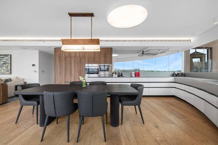 Stylish Apartment with Darling Harbour Views gallery image 4