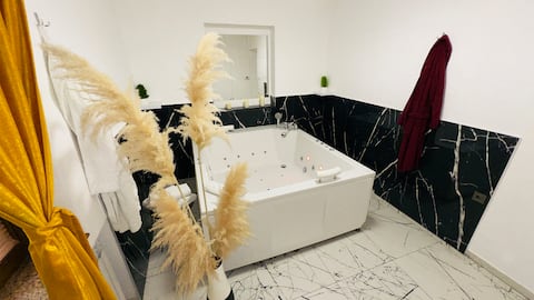 Hedonist Spa Apartment - Jacuzzi Free parking