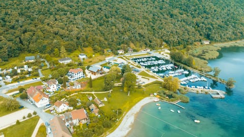 Conjux Chalets – LAKE, direct access to the lake, sleeps 10