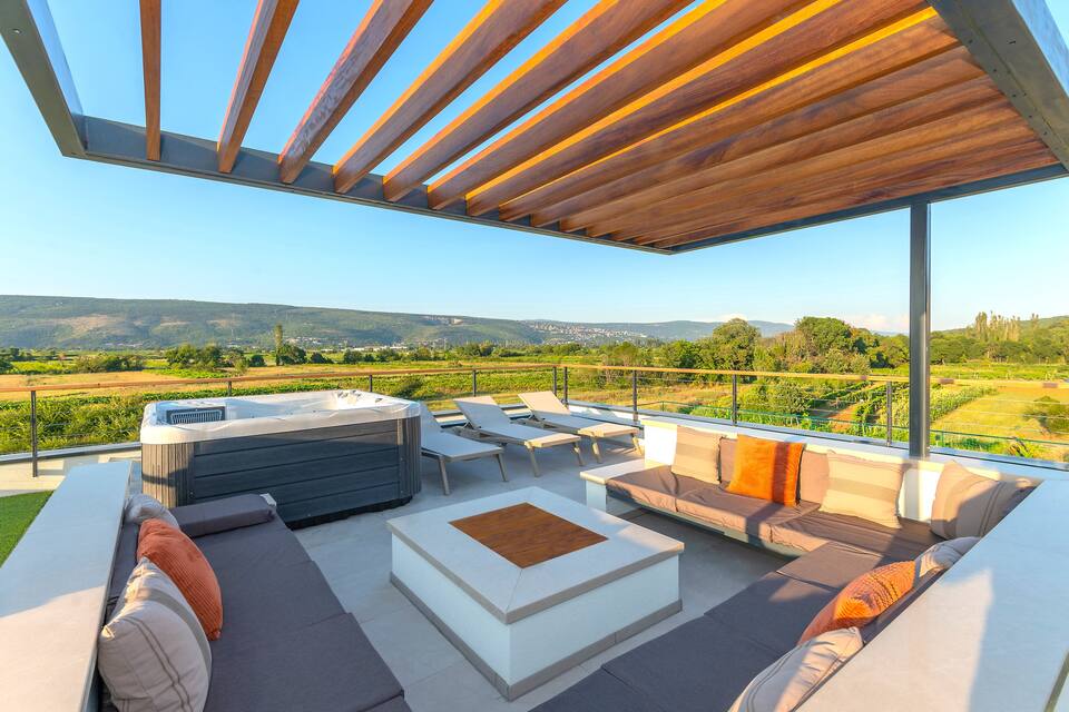 A modern estate among vineyards near Split, Grubine, Split-Dalmatia, Croatia, photo 10 of 10