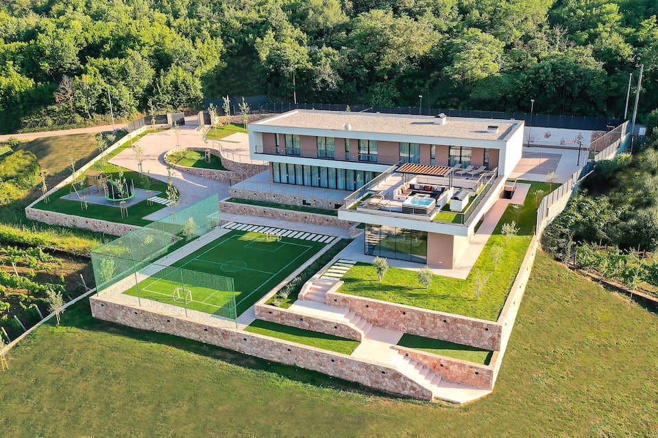 A modern estate among vineyards near Split, Grubine, Split-Dalmatia, Croatia, photo 6 of 10