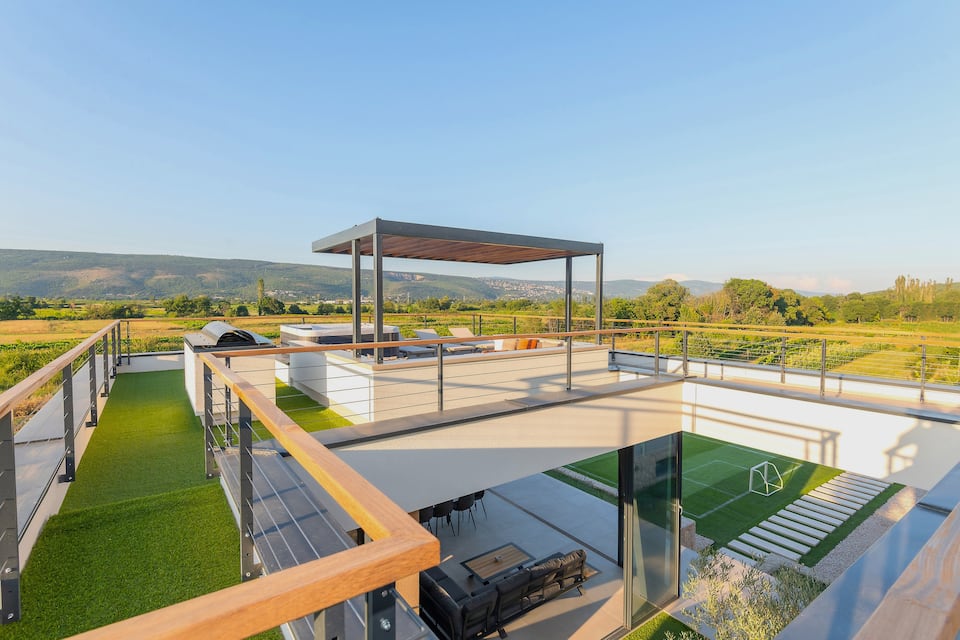 A modern estate among vineyards near Split, Grubine, Split-Dalmatia, Croatia, photo 9 of 10