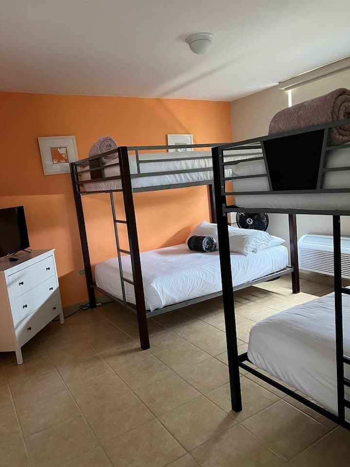 Terza camera da letto - Due letti a castello. Una Full over Full e l'altra con due letti singoli