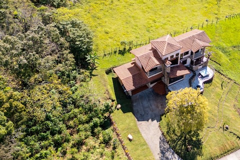 House in Boquete w/ King Beds, A/C & Hot Tub
