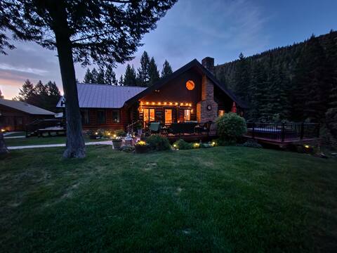 Luxury Creekside Log Cabin