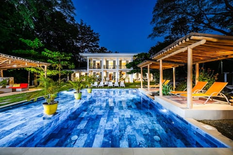 Luxury Home W/King bed & Pool+ Parking. Near Beach