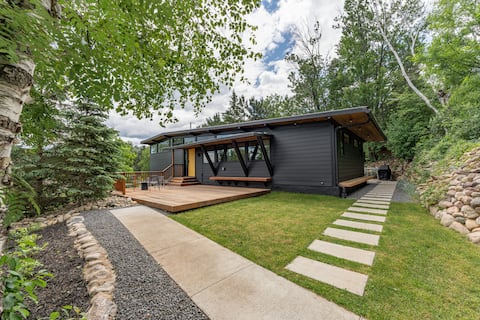 The Atomic Lodge - Luxury Mid-Century Sanctuary