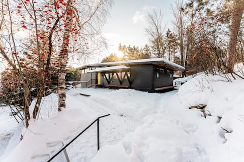 The Atomic Lodge - Luxury Mid-Century Sanctuary