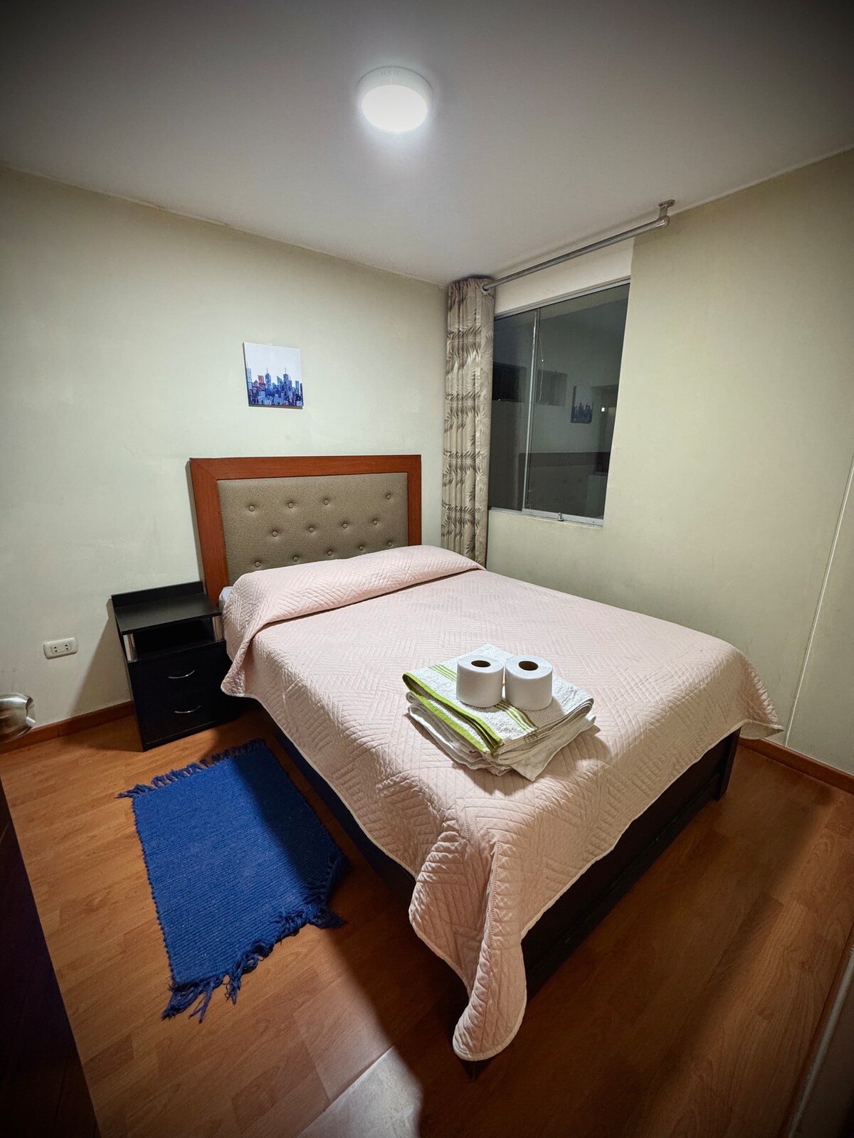 Tercera habitación con cama de 2 plazas, vista interior y armario.