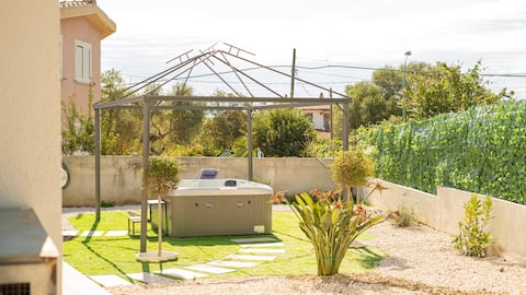 [Garden with Jacuzzi and BBQ] Beach 100 meters away
