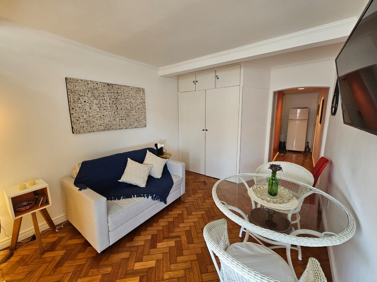 ספה, שולחן, טלוויזיה