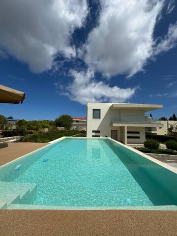 Home21-Spacious elegant villa-5 min from the beach gallery image 4