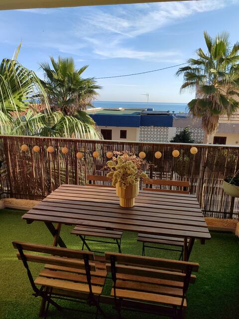 Second line swimming pool flat facing the sea