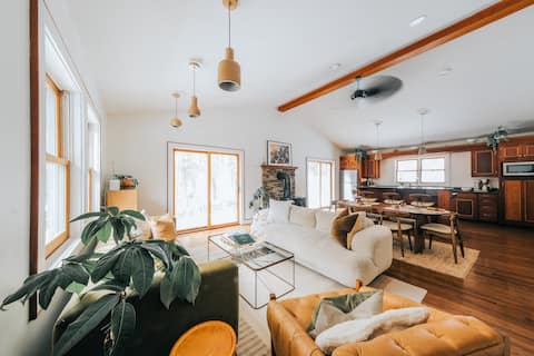 Modern Private Retreat w/ Indoor Court-Hot Tub-Spa