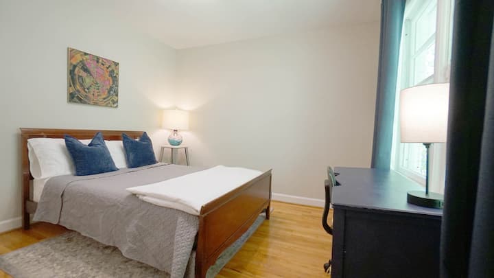 غرفة نوم كاملة الحجم مع مكتب عمل