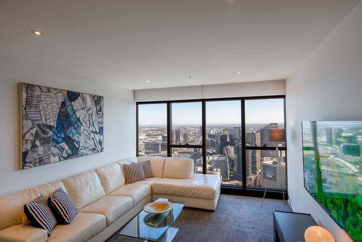 Prima Tower– Premium Apt. with City & Flames Views gallery image 4