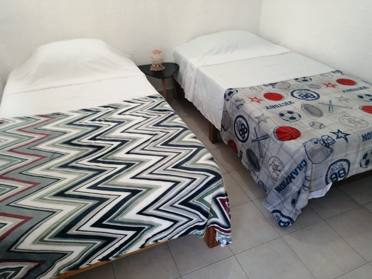 две единични легла