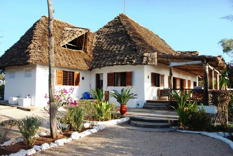 Private Villa 390m² ZERO min to beach. 3* Serviced