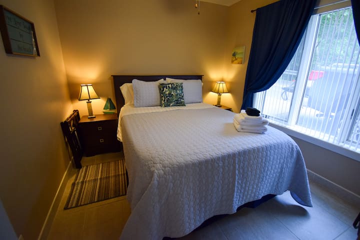 Ka një dollap për ruajtje dhe perde të errëta për privatësinë. 

Shtrojat pastrohen profesionalisht dhe ngjyra mund të ndryshojë.