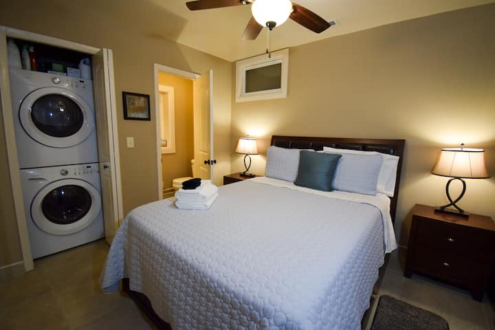 Dhoma e pasme e gjumit me dhomë pluhuri dhe lavanderi.

Shtrojat pastrohen profesionalisht dhe ngjyra mund të ndryshojë.